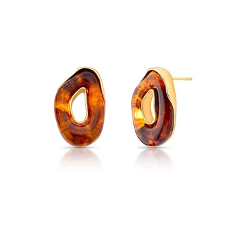 Brinco orgânico oval vazado com resina marrom e banho de ouro 18k