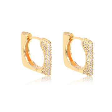 Brinco argola quadrada G metade cravejada em ouro 18k