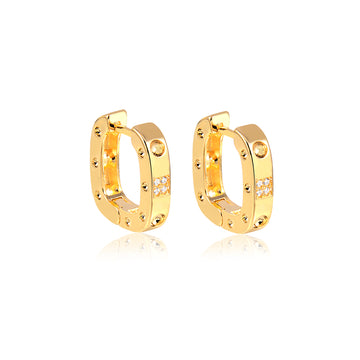 Brinco argola quadrada com detalhes P com banho de ouro 18k