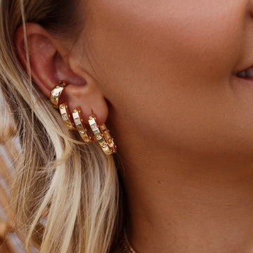 Brinco argola quadrada com detalhes G e banho de ouro 18k