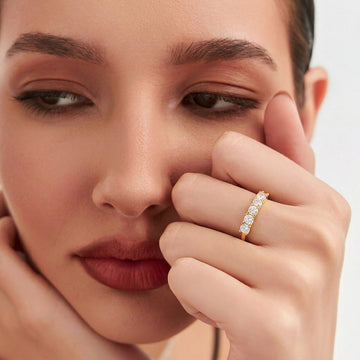Anel meia aliança com zircônia cristal e banho de ouro 18k