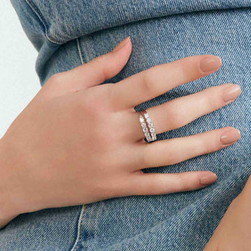 Anel meia aliança em prata 925 com 7 zircônias cristais e banho de ródio branco