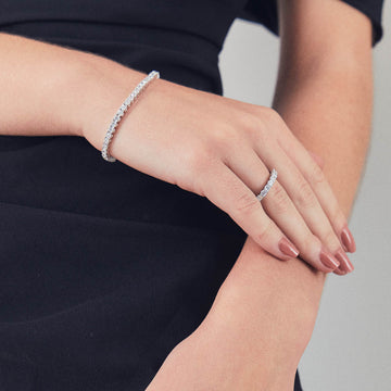 Anel meia aliança em prata 925 com 7 zircônias cristais e banho de ródio branco