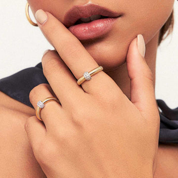 Anel frisado com detalhe cravejado e banho de ouro 18k