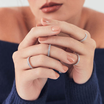 Anel aliança cravejada em prata 925 com banho de ródio branco