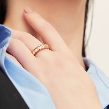 Anel meia aliança baguetes cristal com banho de ouro 18k