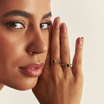 Anel mini quadrado preto com banho de ouro 18k