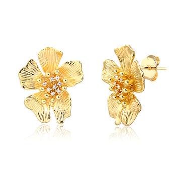 Brinco flor texturizada com pontos de luz com banho de ouro 18k