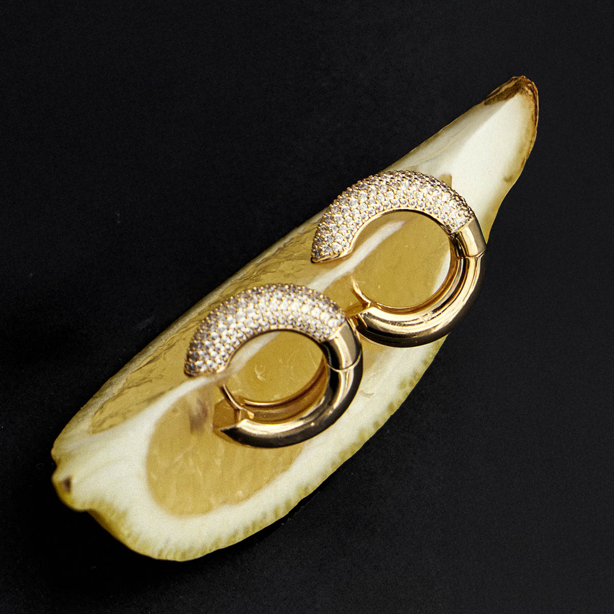 Brinco argola cravejada Luxo com banho de ouro 18k