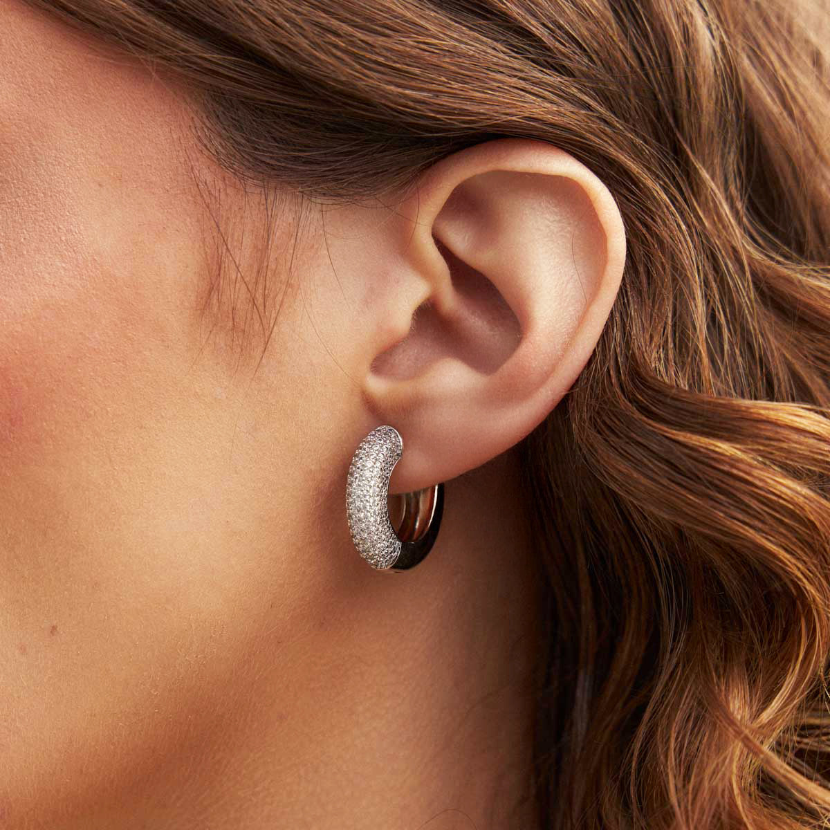 Brinco argola cravejada Luxo com banho de ródio branco