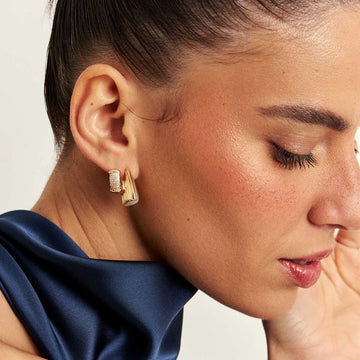 Brinco argola trabalhada cravejada com banho de ouro 18k