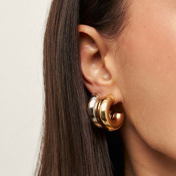 Brinco argola tubo P com banho de ouro 18k