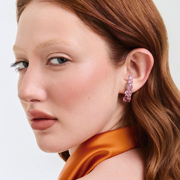Brinco ear hook rosa maxi zirconias Manu com banho de ródio branco