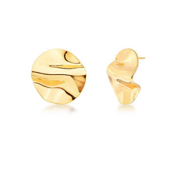 Brinco botão com detalhe com banho de ouro 18k