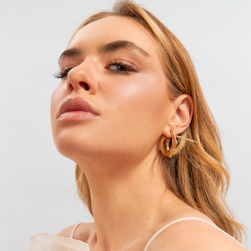 Brinco argola com detalhes organicos estilo octogono com banho de ouro 18k