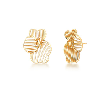 Brinco flor vazada e banho de ouro 18k