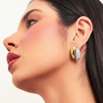 Brinco gota dupla lisa e cravejada luxo