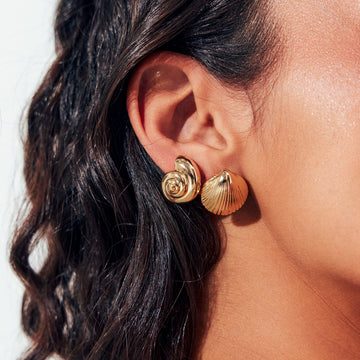Brinco caracol com banho de ouro 18k