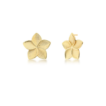 Brinco flor texturizada com banho de ouro 18k
