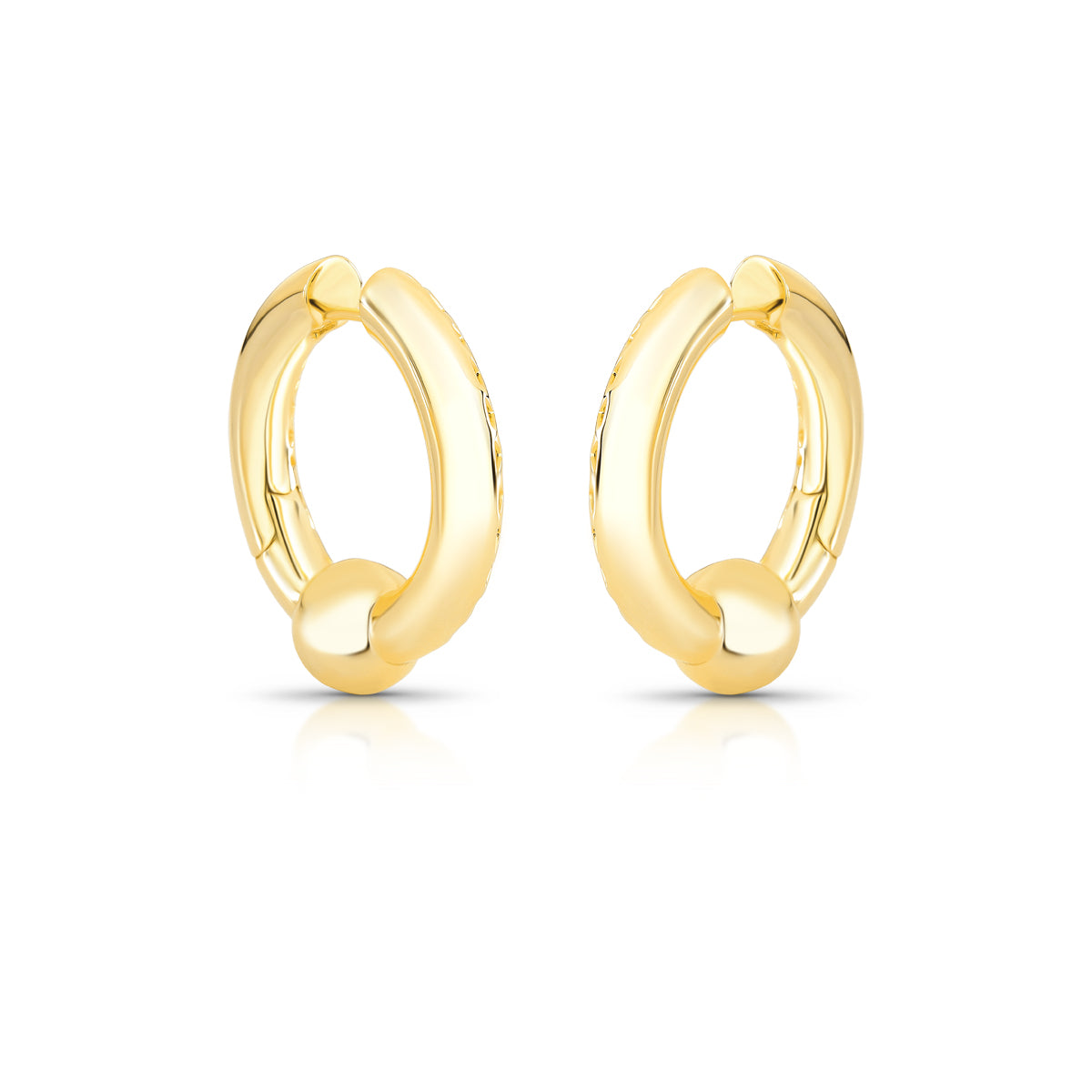 Brinco argola esfera com lado liso e lado vazado banhada em ouro 18k