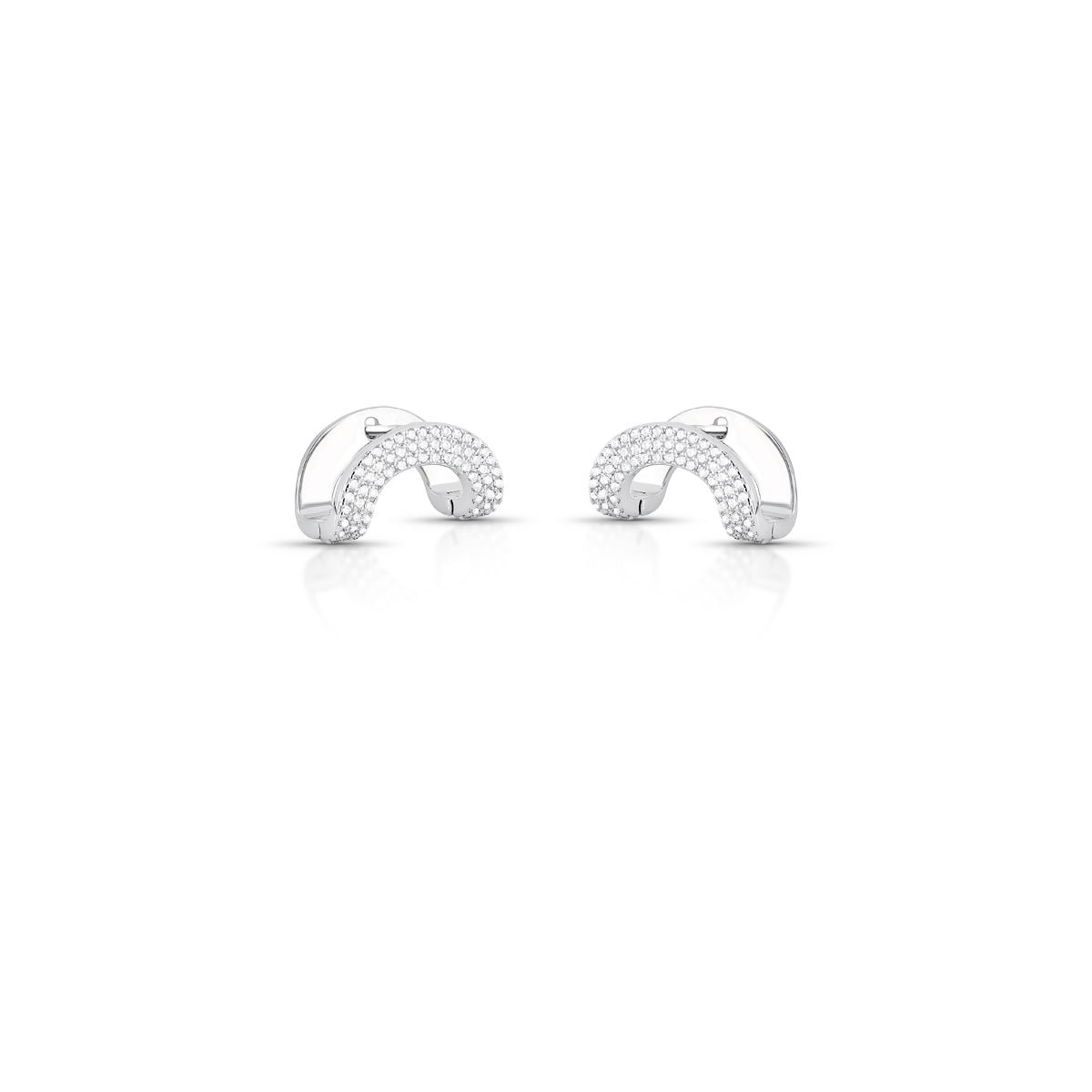 Brinco argola estilo C cravejada com zircônia cristal, fecho click e banho de ródio branco