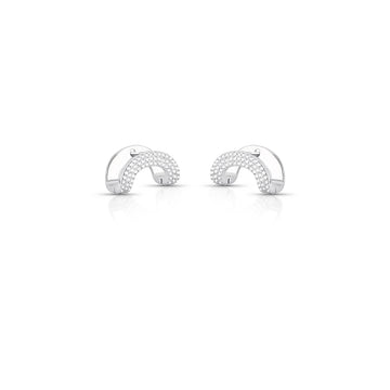 Brinco argola estilo C cravejada com zircônia cristal, fecho click e banho de ródio branco