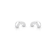 Brinco argola estilo C cravejada com zircônia cristal, fecho click e banho de ródio branco
