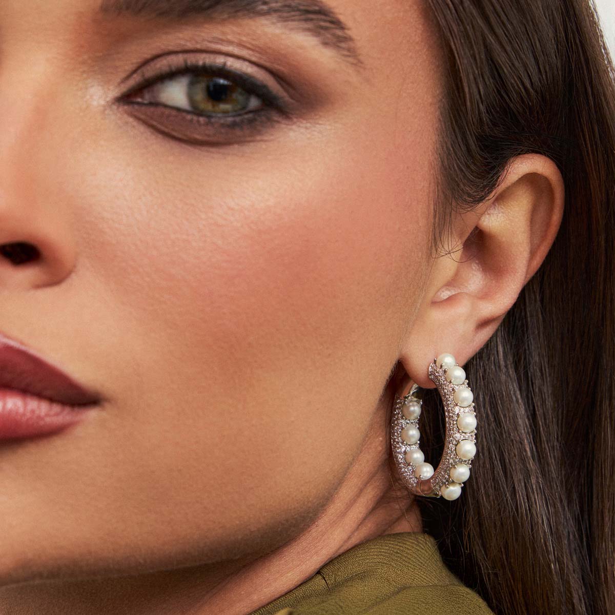 Brinco argola luxo cravejado com pérolas com banho de ouro 18k