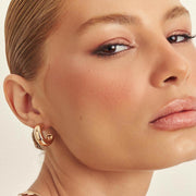 Brinco argola lisa com tarraxa com banho de ouro 18k