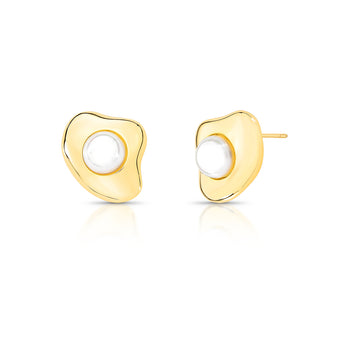 Brinco orgânico com pérola com banho de ouro 18k