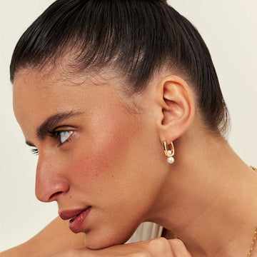 Brinco argola quadrada com 2 pérolas com banho de ouro 18k