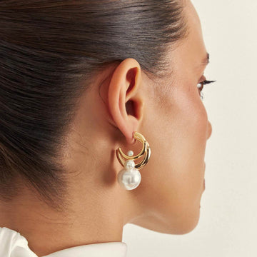 Brinco argola menor com pérola e fecho tarraxa e banho de ouro 18k