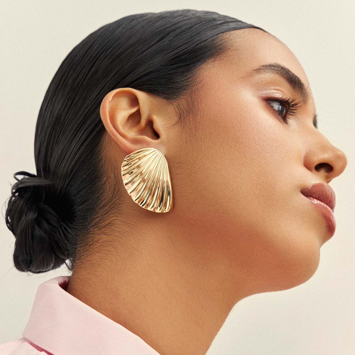 Brinco Maxi estilo leque trabalhado com banho de ouro 18k