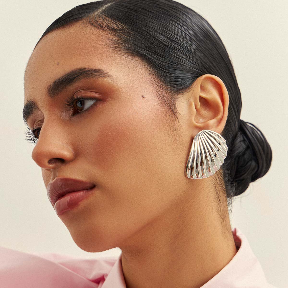 Brinco Maxi estilo leque trabalhado com banho de ródio branco