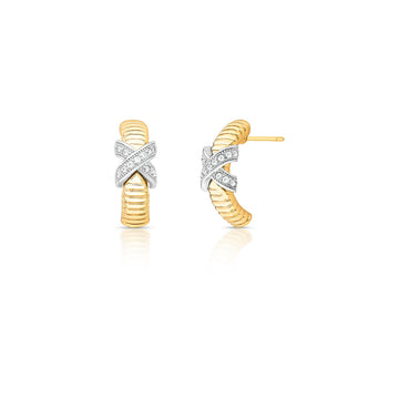 Brinco meia argola frisada com detalhe x e banho de ouro 18k