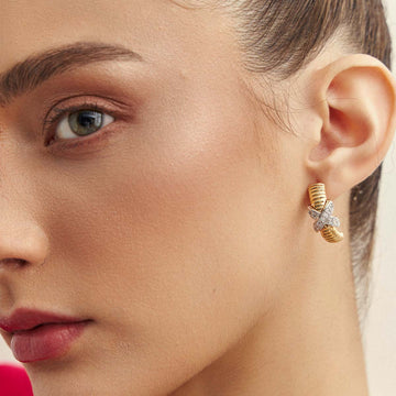 Brinco meia argola frisada com detalhe x e banho de ouro 18k
