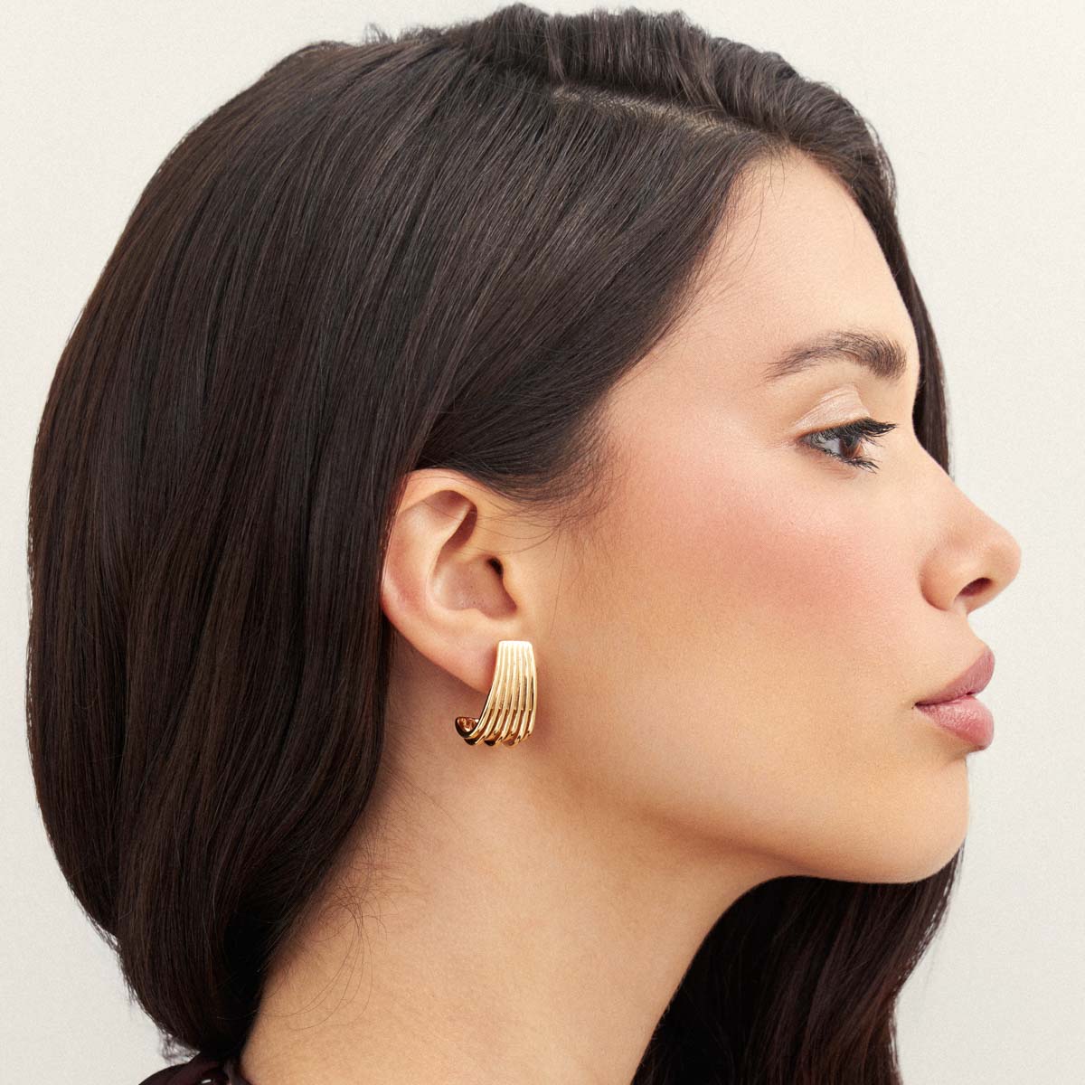 Brinco linhas lisas com banho de ouro 18k