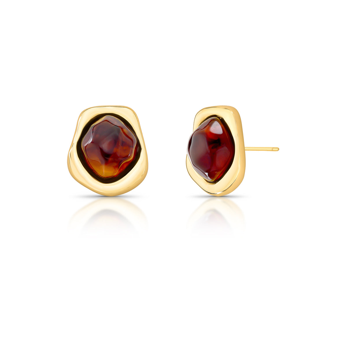 Brinco orgânico resina marrom com entorno base dourada banhada em ouro 18k