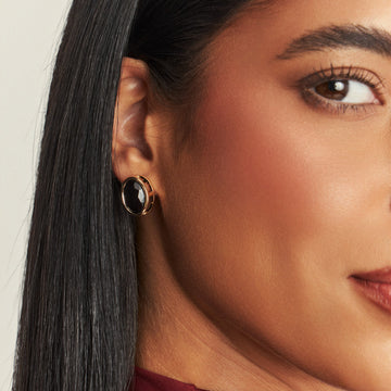 Brinco oval menor preto entorno liso com banho de ouro 18k