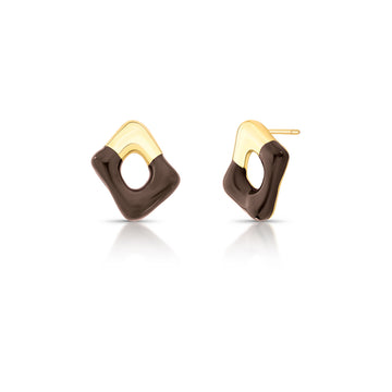 Brinco esmaltado marrom vazado com banho de ouro 18k