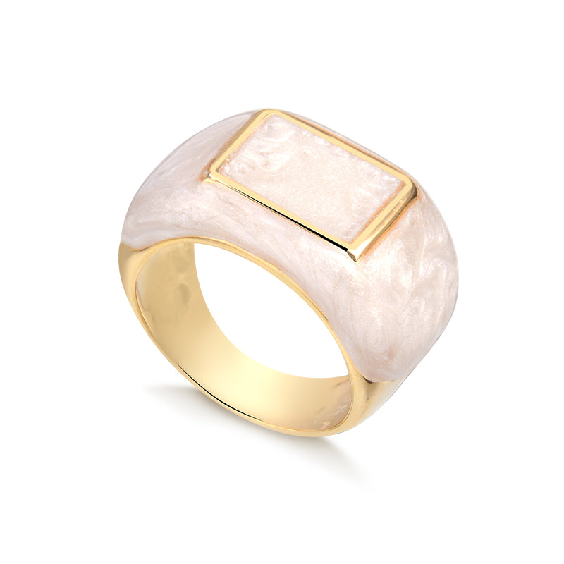 Anel largo resina nude com detalhe retangular com banho de ouro 18k