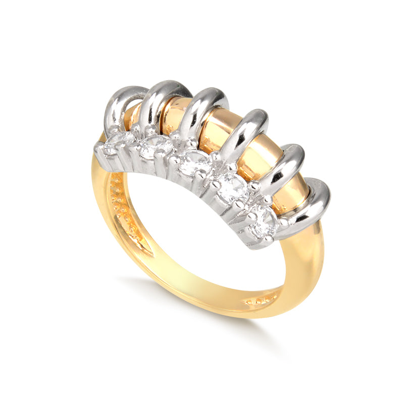 Anel dourado com linhas em ródio branco e zircônia cristal