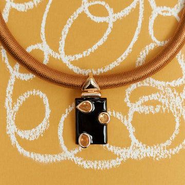 Pingente click retangular com resina preta e detalhes champanhe com banho de ouro 18k - não acompanha colar