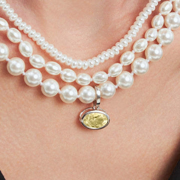 Pingente oval em prata 925 com zircônia na cor citrino fecho click e banho de ródio branco