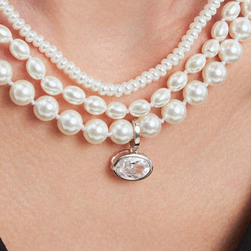 Pingente oval em prata 925 com zircônia cristal fecho click e banho de ródio branco