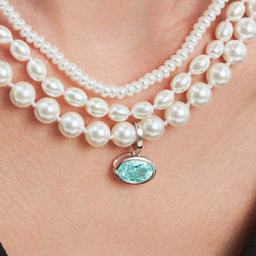 Pingente oval em prata 925 com zircônia na cor turmalina clara fecho click e banho de ródio branco