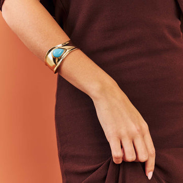Pulseira bracelete largo com gota turquesa e banho de ouro 18k
