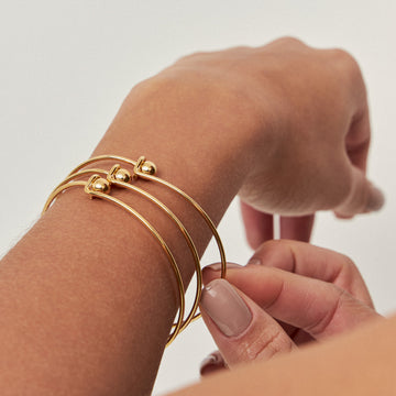 Pulseira bracelete liso com esfera com banho de ouro 18k