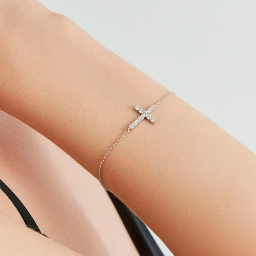 Pulseira cruz cravejada em prata 925 com banho de ródio branco