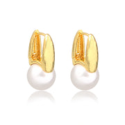 Brinco argola gota trabalhada com pérola com banho de ouro 18k